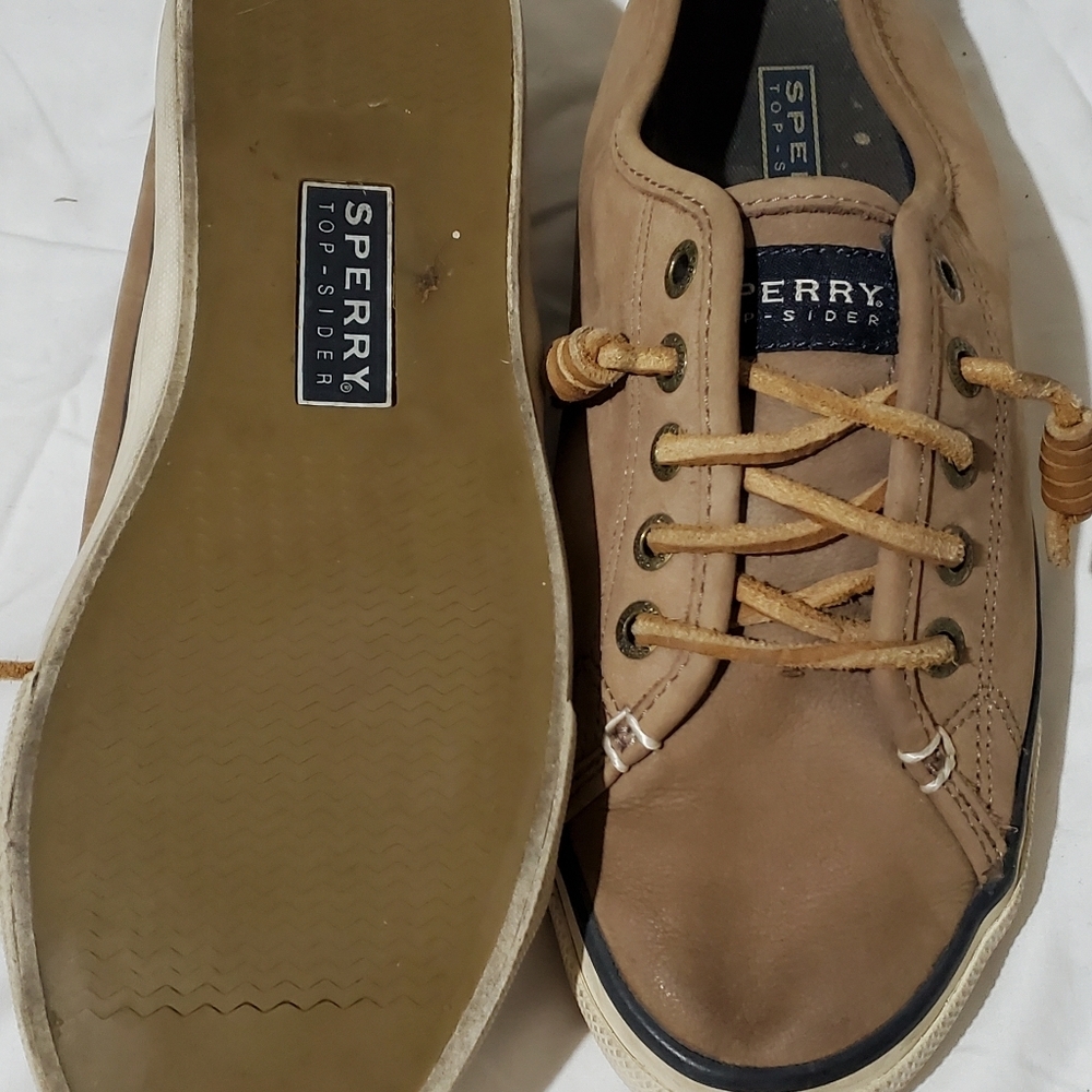 Tennis‎ shoes - Picture 2 of 2